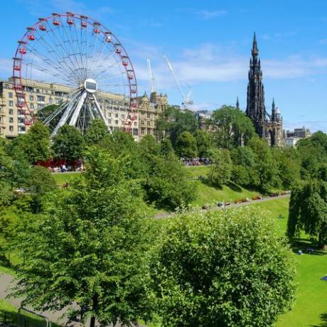 ruota panoramica e monumento scott nel parco di edimburgo