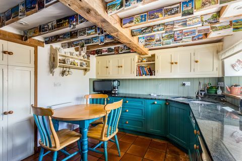 cottage con tetto in paglia in vendita nell'hampshire