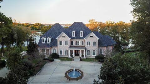 La mega villa sul lago Tennessee di Kelly Clarkson è in vendita per $ 7,95 milioni