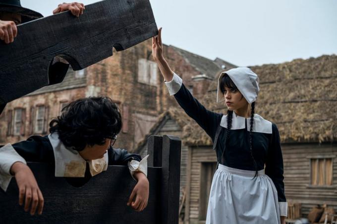 mercoledì da l a r moosa mostafa nei panni di eugene otinger, jenna ortega nei panni di mercoledì addams nell'episodio 103 di mercoledì cr vlad ciopleanetflix © 2022