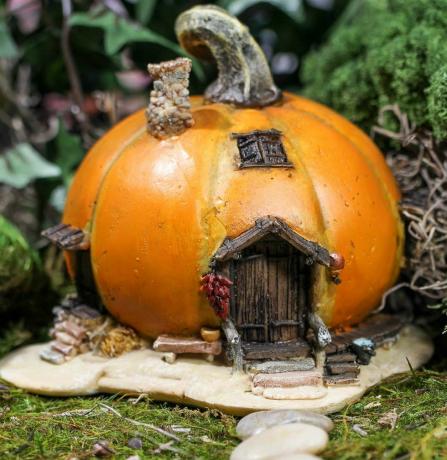 Statua in miniatura della casa delle fate con zucca arancione e terrario in miniatura