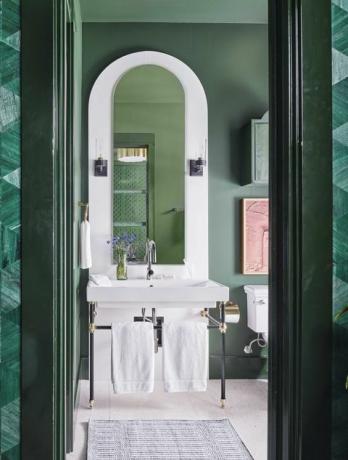 bagno, bagno verde, lavabo bianco e asciugamani bianchi