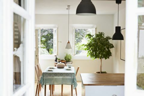 Luminosa cucina moderna e sala da pranzo in una vecchia casa di campagna