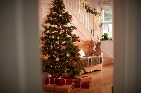 Corridoio Di Casa Decorato Per Natale Con Albero E Regali Visto Attraverso La Porta Aperta