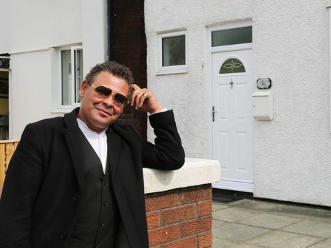 Craig Charles - Celebrity Home Secrets. Craig fuori dalla sua prima casa d'infanzia a Liverpool.