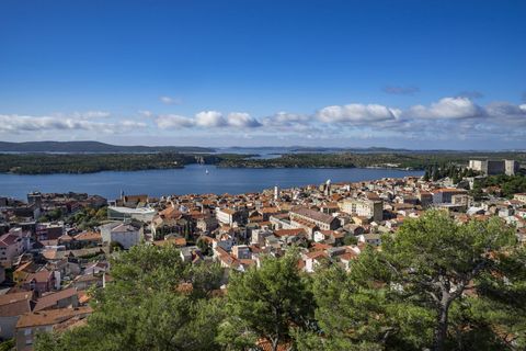 Vista aerea di paesaggio urbano di Sibenik, Sibenik, Croazia