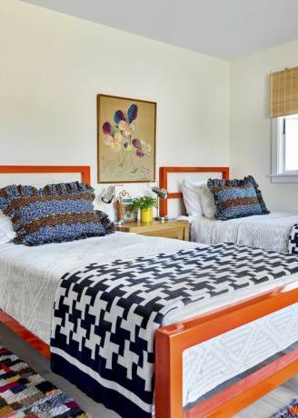 reti da letto arancioni, letti gemelli, plaid bianco e nero
