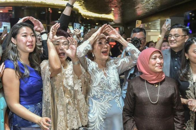 janet yeoh c, madre dell'attrice michelle yeoh, festeggia dopo che sua figlia ha vinto il premio come migliore attrice protagonista al 95° academy awards a los angeles, durante un evento a kuala lumpur il 13 marzo 2023 foto di arif kartono afp foto di arif kartonoafp via getty immagini