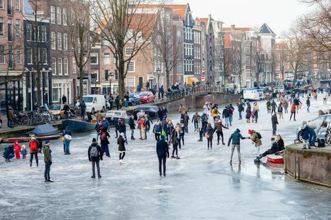 Decine di persone pattinano sui canali di Amsterdam