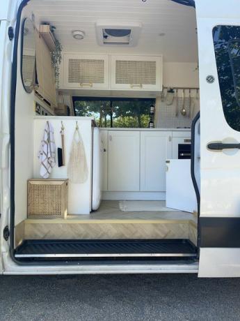 la coppia trasforma il furgone in una splendida casa mobile