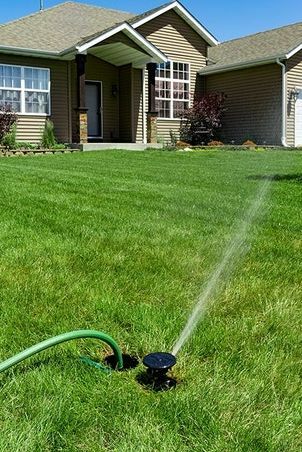 Irrigatore interrato con collegamento a tubo da giardino