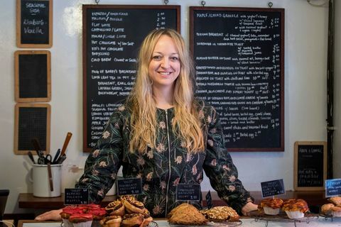 Baker Claire Ptak posa nel suo forno, Violet, nella zona est di Londra.