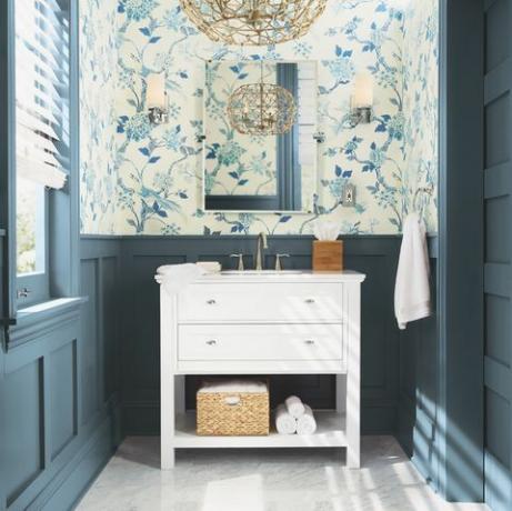 " 302259295 york wallcoveringsashford toiles fanciful wallpaper pacific rim powder room main"" 301200259 sea gull lightingalturas 4375 in w 1 luce cromata pacific rim powder room main"" 300085087 kenroy hometorus 3 light tan pendant pacific rim powder room main"" 204837109 home decorators collectionaustell lavabo da bagno 37 pollici l x 22 pollici bianco con marmo naturale piano di cortesia bianco pacific rim powder room main"" 301328267 elementi essenziali per la casa set di accessori per il bagno 2 pezzi pacific rim powder room main"" 205107346 deltasilverton 3 pezzi da bagno set di accessori in cromo con anello per asciugamani, porta carta igienica e barra per asciugamani da 24 pollici pacific rim powder room main"" 202511356 gatcomax 32 pollici l x 28 pollici l montaggio a parete specchio rettangolare in cromo pacific rim powder room main"" 206279938 seville classicswater hyacinth cesti portaoggetti, intrecciati a mano 2 pezzi pacific rim powder room main"" 305203952 the company storelegends regal egyptian asciugamano di cotone bianco set di 2 pacific rim powder room main"" 305203954 the company storelegends regal egyptian asciugamano di cotone bianco set di 2 pacific rim powder room main"" 305203964 the company storelegends telo da bagno singolo in cotone egiziano regal bianco pacific rim powder room main" 205266201 n490 5 grigio antracite vernice a guscio d'uovo pacific rim powder room main immagine digitale pirrello