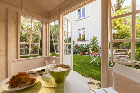 Tavolo per la colazione in una casetta da giardino