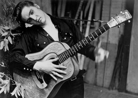 Ritratto di Elvis Presley con una chitarra acustica