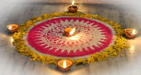 Diyas Decorati Su Rangoli Durante Diwali