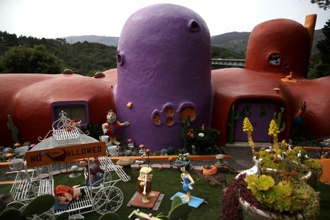 Hillsborough, California 11 aprile una vista della cosiddetta casa dei flintstones l'11 aprile 2019 a Hillsborough, California Hillsborough, il ricco sobborgo di san francisco, fa causa alla proprietaria di casa firenze fang per costringerla a rimuovere le installazioni non consentite del giardino al di fuori della cosiddetta casa di pietra focaia la città sostiene che l'esterno le installazioni sono state installate senza permessi e chiamano la proprietà delle decorazioni del cortile un fastidio pubblico e una zanna da pugno nell'occhio sta facendo causa alla città foto di justin immagini sullivangetty