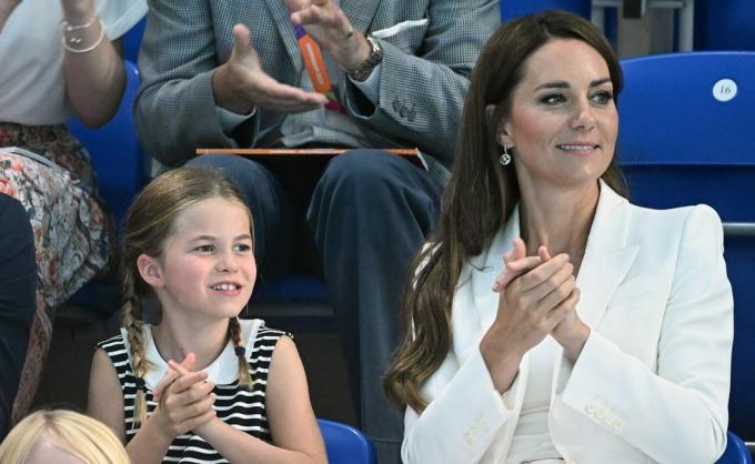 Gran Bretagna Principessa Charlotte di Cambridge l reagisce mentre si siede con sua madre Gran Bretagna Caterina, duchessa di Cambridge per guardare i 1500 m stile libero maschili riscalda l'evento di nuoto a il centro acquatico di sandwell, il quinto giorno dei giochi del Commonwealth a birmingham, nell'inghilterra centrale, il 2 agosto 2022 foto di oli scarff afp foto di oli scarffafp via getty immagini