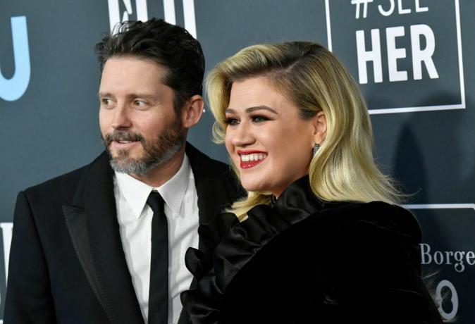 santa monica, california 12 gennaio l r brandon blackstock e kelly clarkson partecipano alla 25a edizione della critica premi scelti al barker hangar il 12 gennaio 2020 a santa monica, california foto di frazer harrisongetty immagini