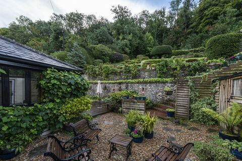 bellissimo cottage in vendita nel cuore del villaggio di milton abbas, dorset