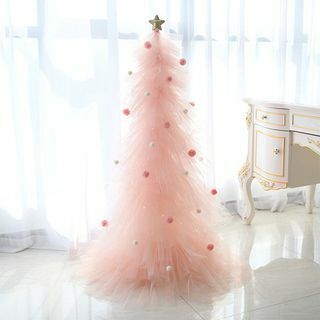 Grande albero di Natale in tulle