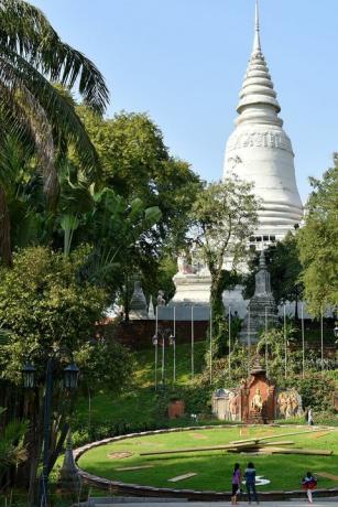 wat phnom tempio a phnom penh cambogia