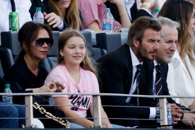 fort lauderdale, florida, 18 aprile david beckham, la moglie victoria beckham l e la loro figlia harper beckham partecipano al gioco tra l'inter miami fc e la galassia di los angeles al drv pnk stadium il 18 aprile 2021 a fort lauderdale, florida foto di cliff hawkinsgetty immagini