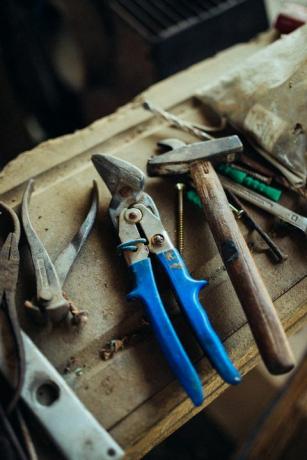 vecchi attrezzi da lavoro in garage