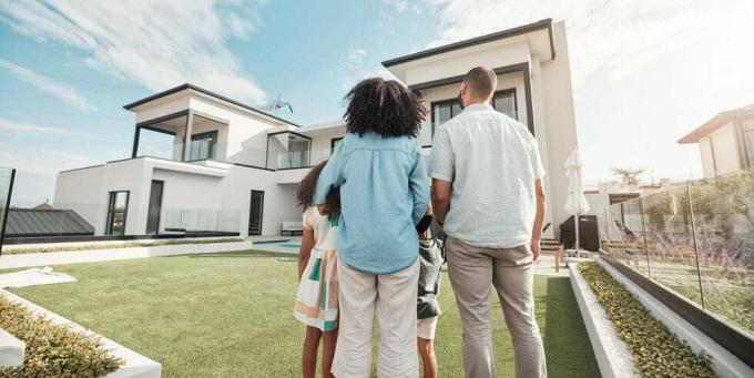 amore, nuova casa e famiglia nel cortile insieme che guardano la loro proprietà o abbraccio immobiliare di lusso, mutuo e genitori con i loro figli sull'erba nella loro casa o villa in Canada