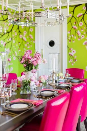 sala da pranzo, pareti verdi, sedie rosa