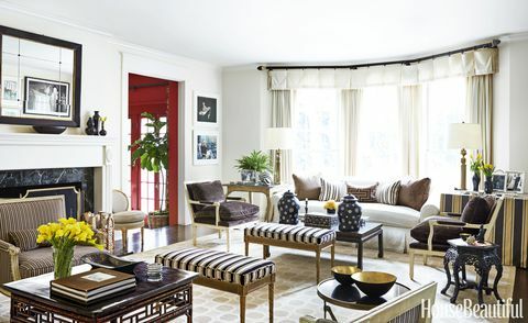 <p> Un accogliente mix di mobili vintage e antichi aggiunge eleganza a un soggiorno inondato di luce a Beverly Hills <a href = " http://www.housebeautiful.com/home-remodeling/interior-designers/q-and-a/a5633/mary-mcdonald-interview" target = "_blank"> progettato da Mary McDonald </a>. Lampade Leopold di Mary McDonald per Robert Abbey. Pareti in Man on the Moon di Benjamin Moore. </p>