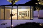 In vendita una lussuosa villa in vetro con giardino in stile giapponese in Svizzera