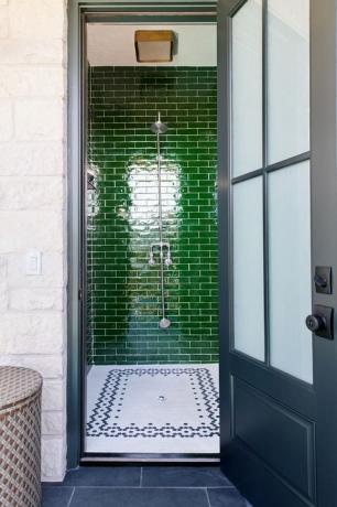 cabina bagno con piastrelle doccia verde