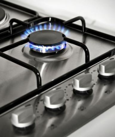 fiamme blu di un fornello a gas in cucinaimmagini simili