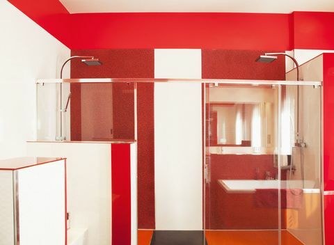 Bagno moderno di lusso rosso e bianco