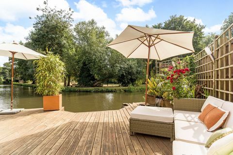 Rimessa per imbarcazioni a Guildford con vista sul fiume in vendita