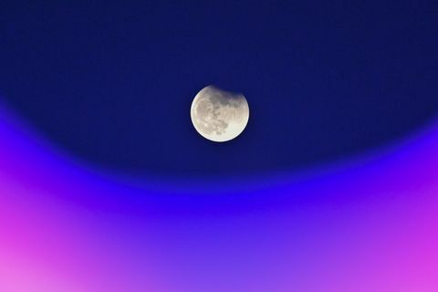 foto dell'eclissi lunare di novembre 2021