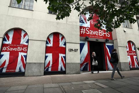 La gente cammina oltre il quartier generale di British Home Stores il 2 giugno 2016 a Londra, Inghilterra. L'offerta di salvataggio per BHS non è riuscita a far rientrare l'azienda di 88 anni e i suoi 11.000 dipendenti pericolo dopo che gli amministratori hanno concluso la loro ricerca di potenziali acquirenti per la via principale in difficoltà catena.