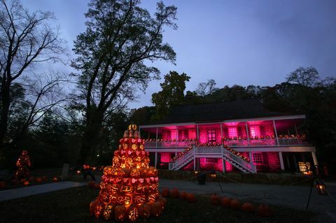 new york, stati uniti 28 ottobre una vista del grande spettacolo jack olantern blaze che presenta più di 5.000 zucche intagliate a mano e illuminate create da artisti professionisti durante la stagione di halloween a croton on hudson village di new york city, stati uniti il ​​28 ottobre 2014 foto di cem ozdelanadolu agencygetty immagini