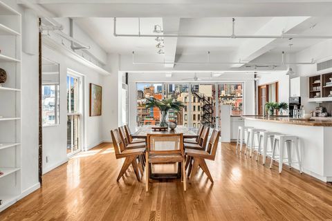 cucina aperta e sala da pranzo con vista su Manhattan