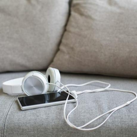 auricolare e smart phone sul divano