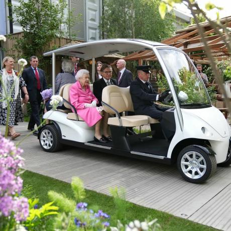 londra, inghilterra 23 maggio la regina elisabetta ii visita il chelsea flower show 2022 presso il royal hospital chelsea il 23 maggio 2022 a londra, inghilterra il chelsea la mostra floreale torna al suo solito posto nel calendario orticolo dopo essere stata cancellata nel 2020 e rinviata nel 2021 a causa della pandemia di covid che quest'anno vede lo spettacolo celebra il giubileo di platino della regina e anche un tema di calma e consapevolezza che attraversa i disegni del giardino foto di james whatling wpa poolgetty immagini