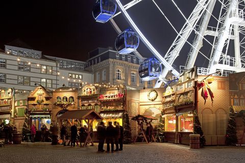 Mercatino di Natale e ruota panoramica nel centro storico di Dusseldorf.