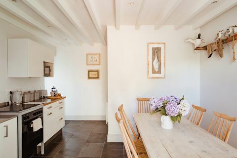 Guarda all'interno di questa fattoria rustica di lusso in vendita in Galles