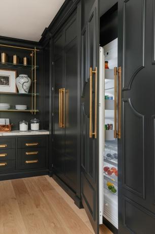 una cucina con un frigorifero nero
