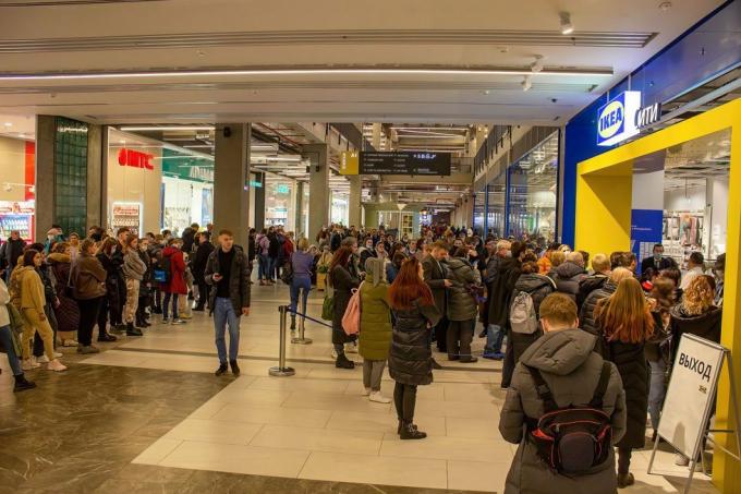 le persone si mettono in fila all'ingresso dell'ikea rostokino a mosca