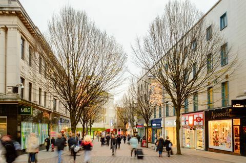 Marks and Spencer e altri negozi in Albert Street, Nottingham