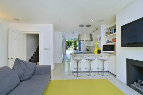 Moderna cucina bianca con mobili lucidi