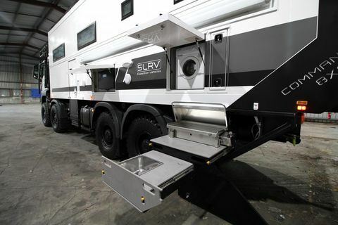 camper con lavatrice e lavandino spuntato fuori