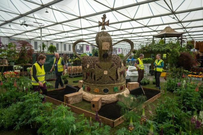 un giardino a tema della famiglia reale della corona, rhs chelsea flower show 2023